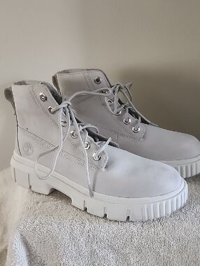 Timberland Greyfield Light Gray Lace-Up Lug Sole Boots